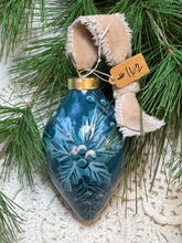 Load image into Gallery viewer, 2025 Keepsake Christmas Ornament #162
