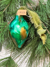 Load image into Gallery viewer, 2025 Keepsake Christmas Ornament #183