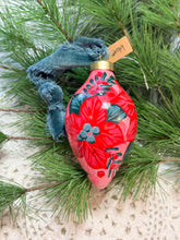 Load image into Gallery viewer, 2025 Keepsake Christmas Ornament #99
