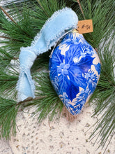 Load image into Gallery viewer, 2025 Keepsake Christmas Ornament #126
