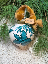 Load image into Gallery viewer, 2025 Keepsake Christmas Ornament #138
