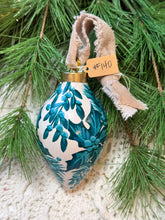 Load image into Gallery viewer, 2025 Keepsake Christmas Ornament #140
