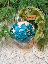 Load image into Gallery viewer, 2025 Keepsake Christmas Ornament #142
