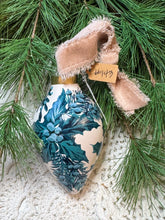Load image into Gallery viewer, 2025 Keepsake Christmas Ornament #143
