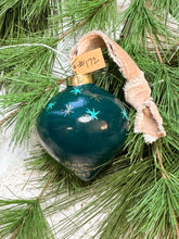 Load image into Gallery viewer, 2025 Keepsake Christmas Ornament #172
