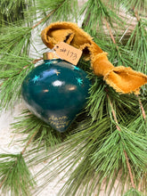 Load image into Gallery viewer, 2025 Keepsake Christmas Ornament #173
