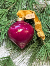 Load image into Gallery viewer, 2025 Keepsake Christmas Ornament #175
