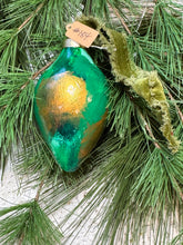 Load image into Gallery viewer, 2025 Keepsake Christmas Ornament #184
